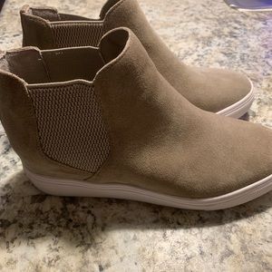 Steve Madden Sultan Chelsea wedge sneaker!